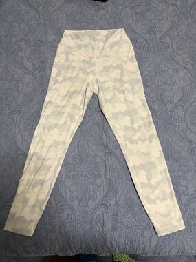 90 Degree By Reflex Light Gray and White Camouflage Leggings